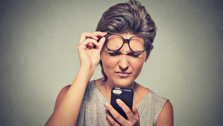shutterstock femeie ochelari telefon probleme vedere