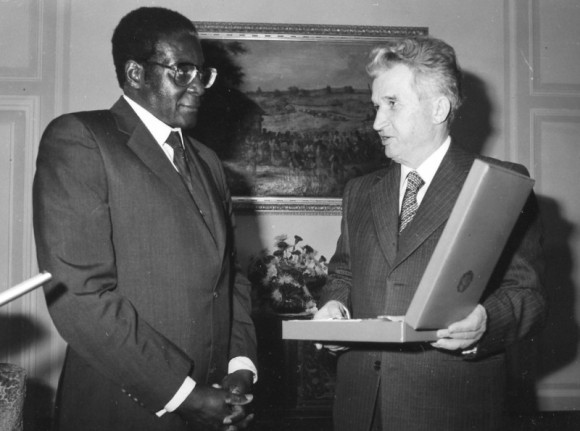 ceausescu decorare mugabe - comunismulinromania