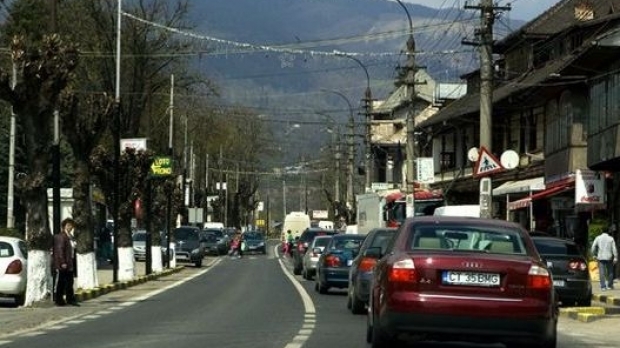 Pericol pe DN1: un zid din apropierea primăriei Comarnic stă să se prăbușească pe șosea. Ce spun autoritățile