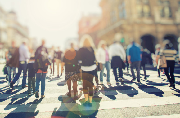 oameni pe strada shutterstock