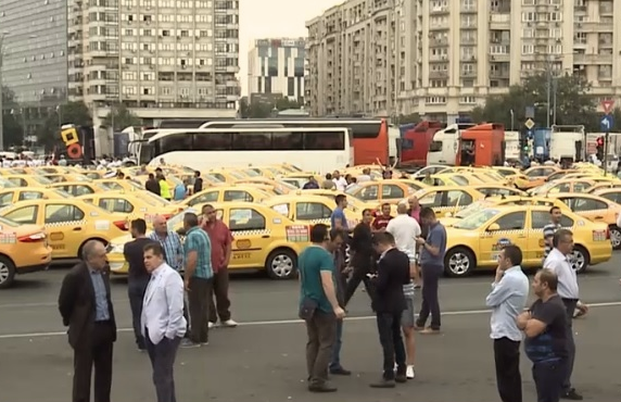 Taximetristii anunta un nou protest pentru joi. Vor participa 5.000 de masini