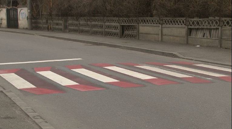 Un bărbat și-a făcut propria trecere de pietoni pe o stradă din Brăila