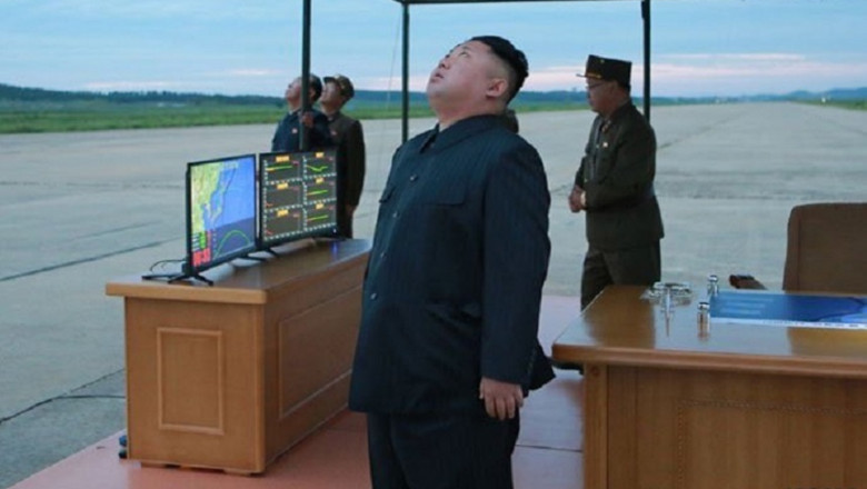 Kim Jong-un asistă la lansarea unor rachete.