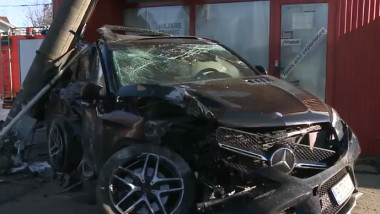 accident mercedes suv