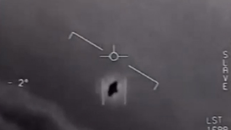„Fenomen aerian neidentificat” surprins de piloții US Navy. Mulți cred că este vorba de un OZN