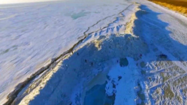 watch-giant-ice-wall-forms-on-china-russia-border-lake-1210x642