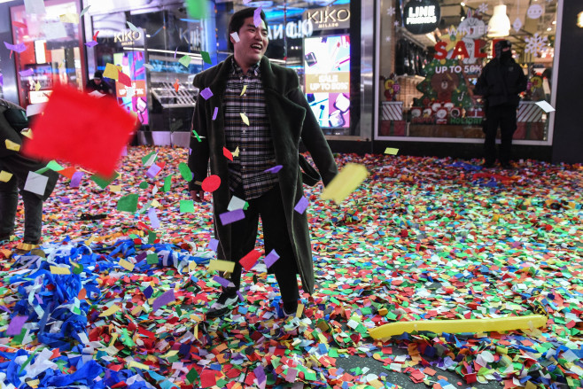 Amid Freezing Temperatures,Crowds Celebrate New Year's Eve In Times Square
