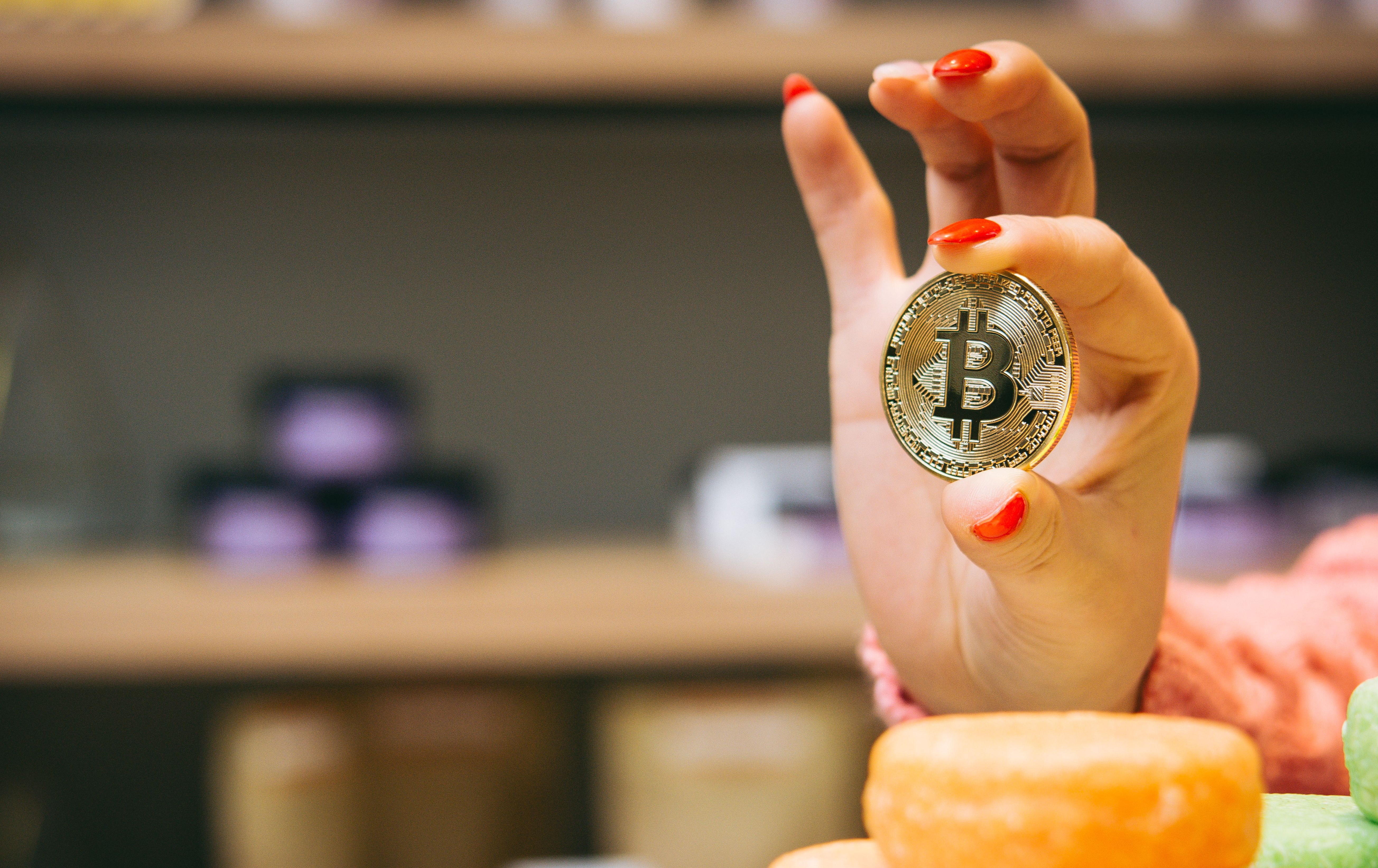 Bitcoin se prabuseste. A atins cel mai redus nivel din ultimul an