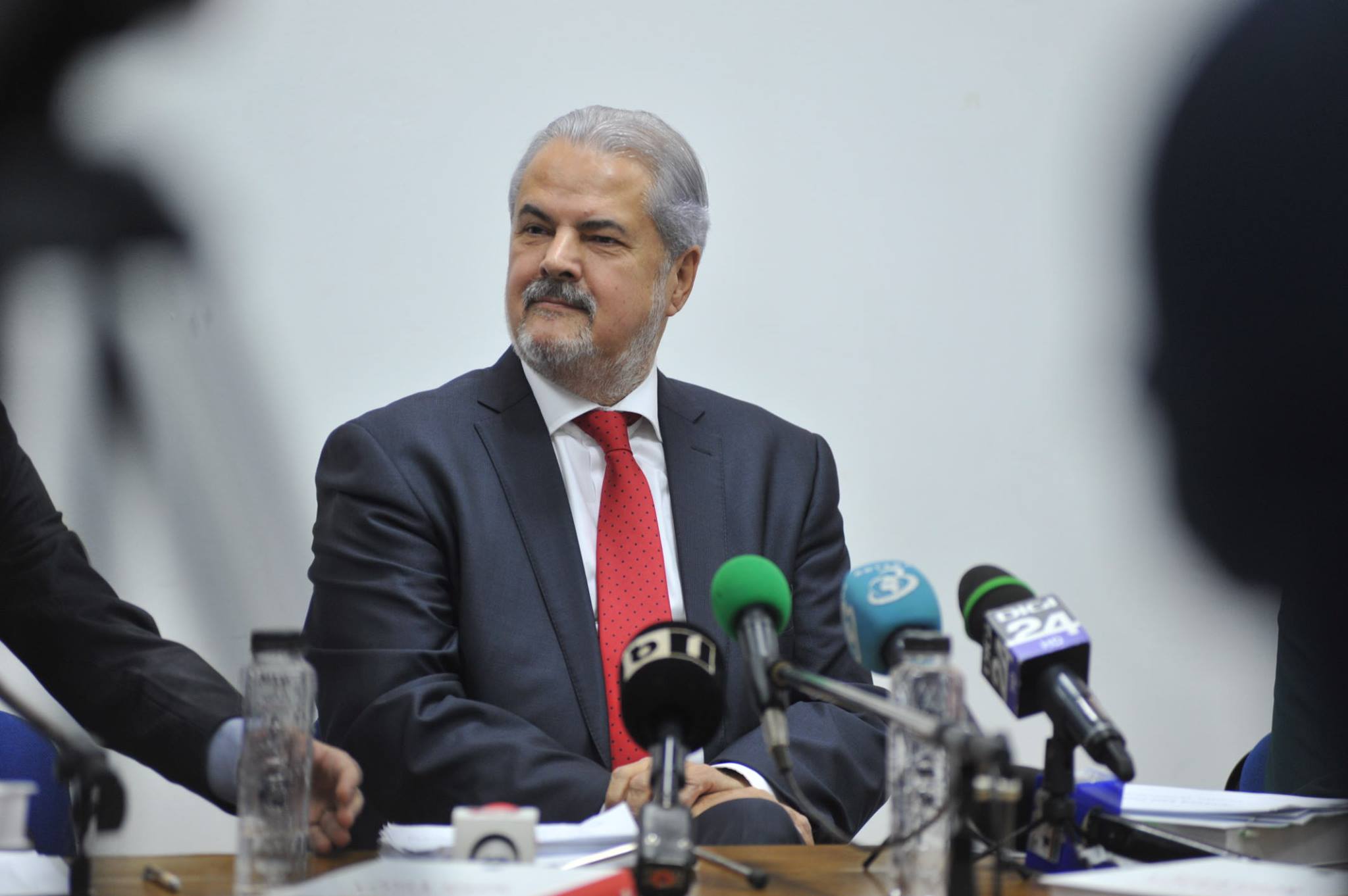 Adrian Nastase: Sunt surprins ca PSD a renunţat atat de uşor la Corina Creţu