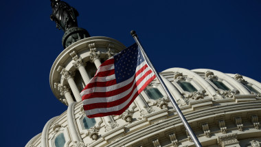 capitoliul de la washington cu steagul sua