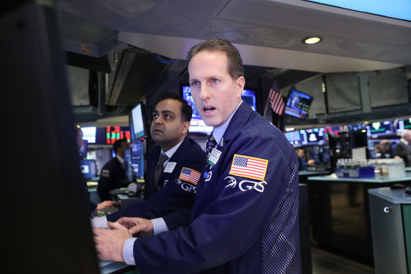 Dow Continues Decline, Dropping Over 300 Points In Early Trading