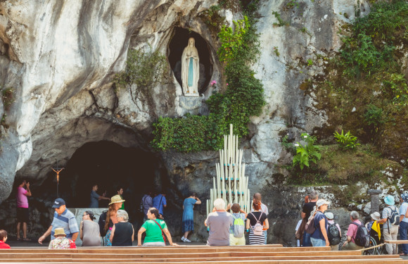 miracol lourdes biserica catolica -shutterstock
