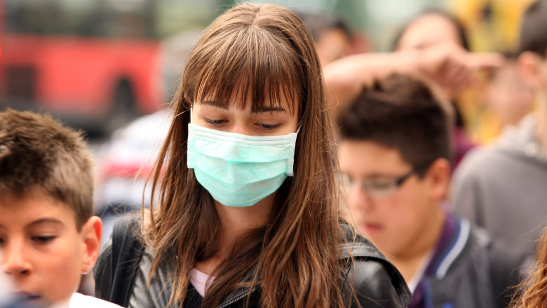 femeie purtand masca de protectie antimicrobiana
