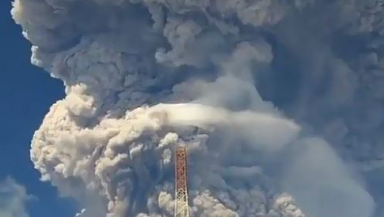 eruptie vulcan indonezia