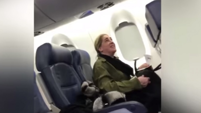 femeie nervoasa in avion delta