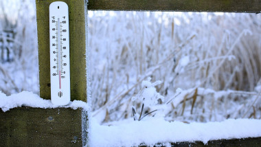 termometru inghetat, afara, in vreme de iarna