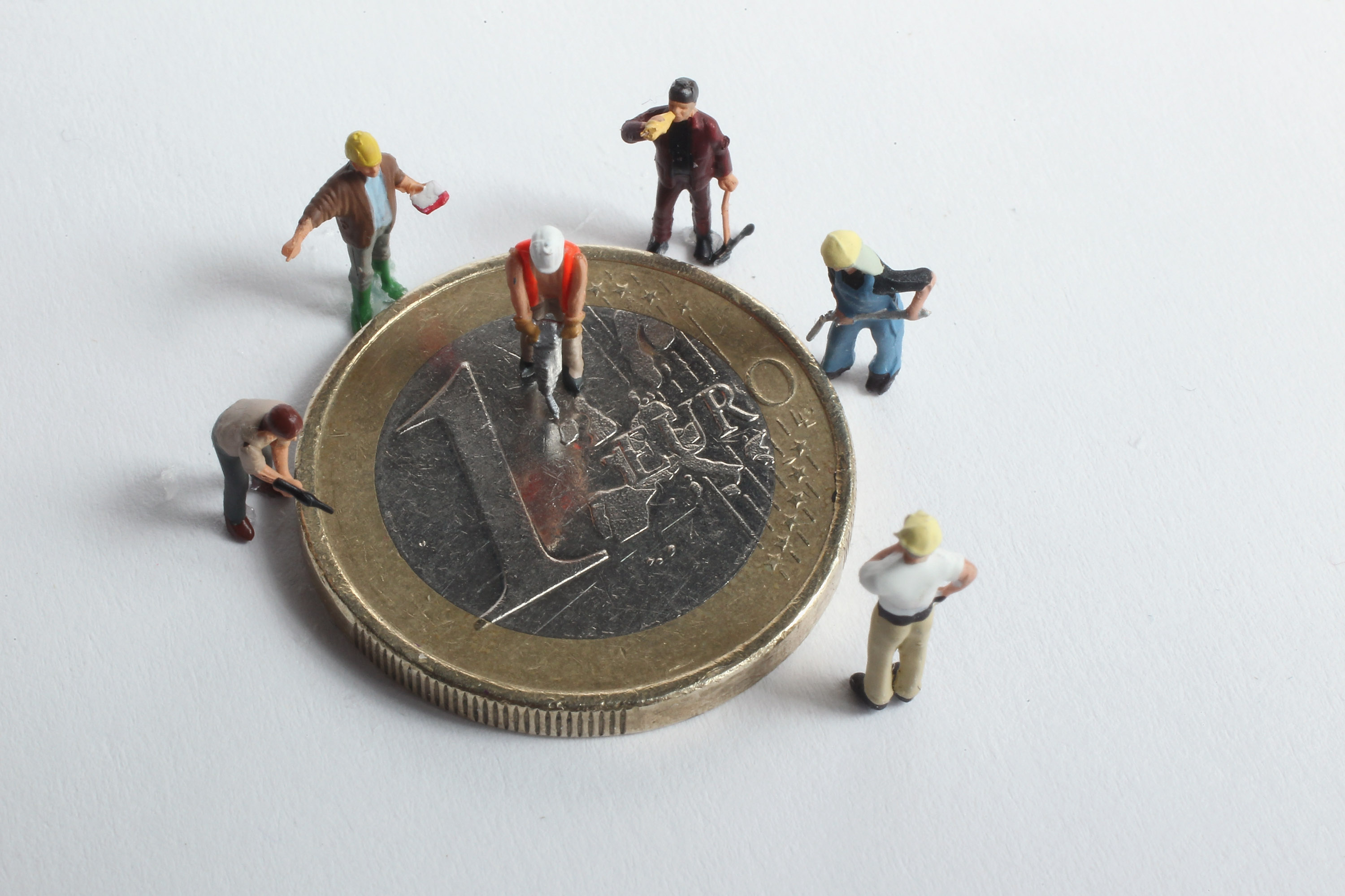 CFA România anticipează că euro va depăși pragul de 5 lei în următoarele 12 luni