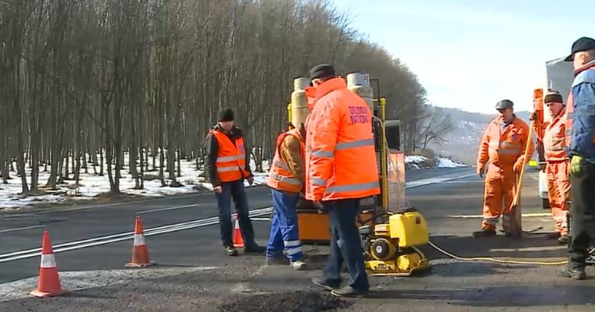 Extras video articol - Mașina „minune" care face asfalt rezistent pe ploaie și ger