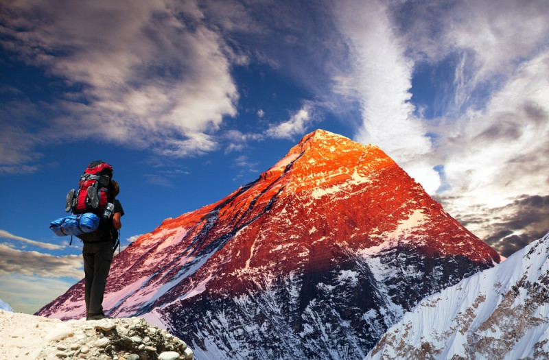 Everestul nu este mai înalt vârf muntos din |