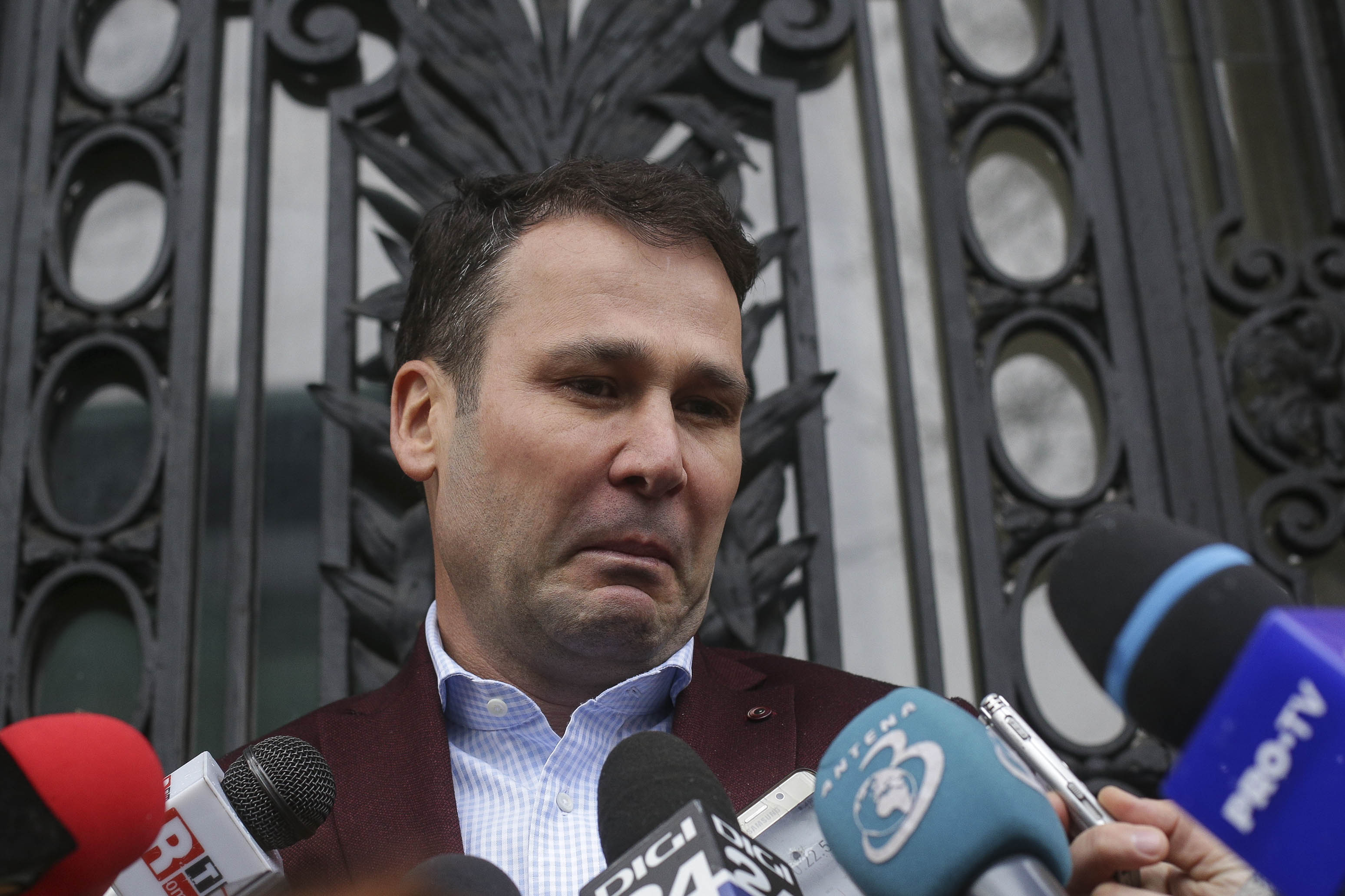 Primăria Sectorului 3 cumpără tablete cu aproape 2 mii de euro bucata. Negoiță: „Ne-am digitalizat, n-am idee cât costă”