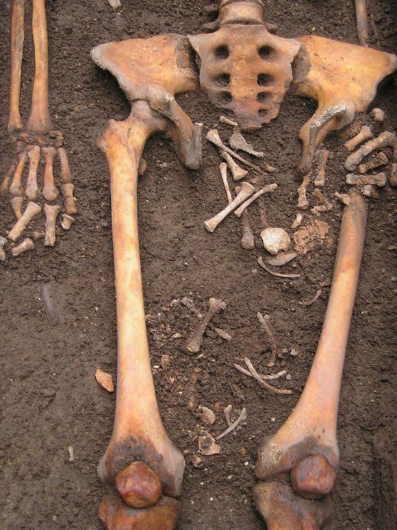 Femeia din perioada medievală care a născut în mormânt. Explicația din spatele ciudatului fenomen