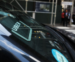 Mașinile cu 9 locuri vor putea face transport Uber. Lege votată de Senat