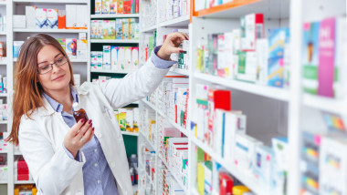 farmacista medicamente farmacie_shutterstock_549938128