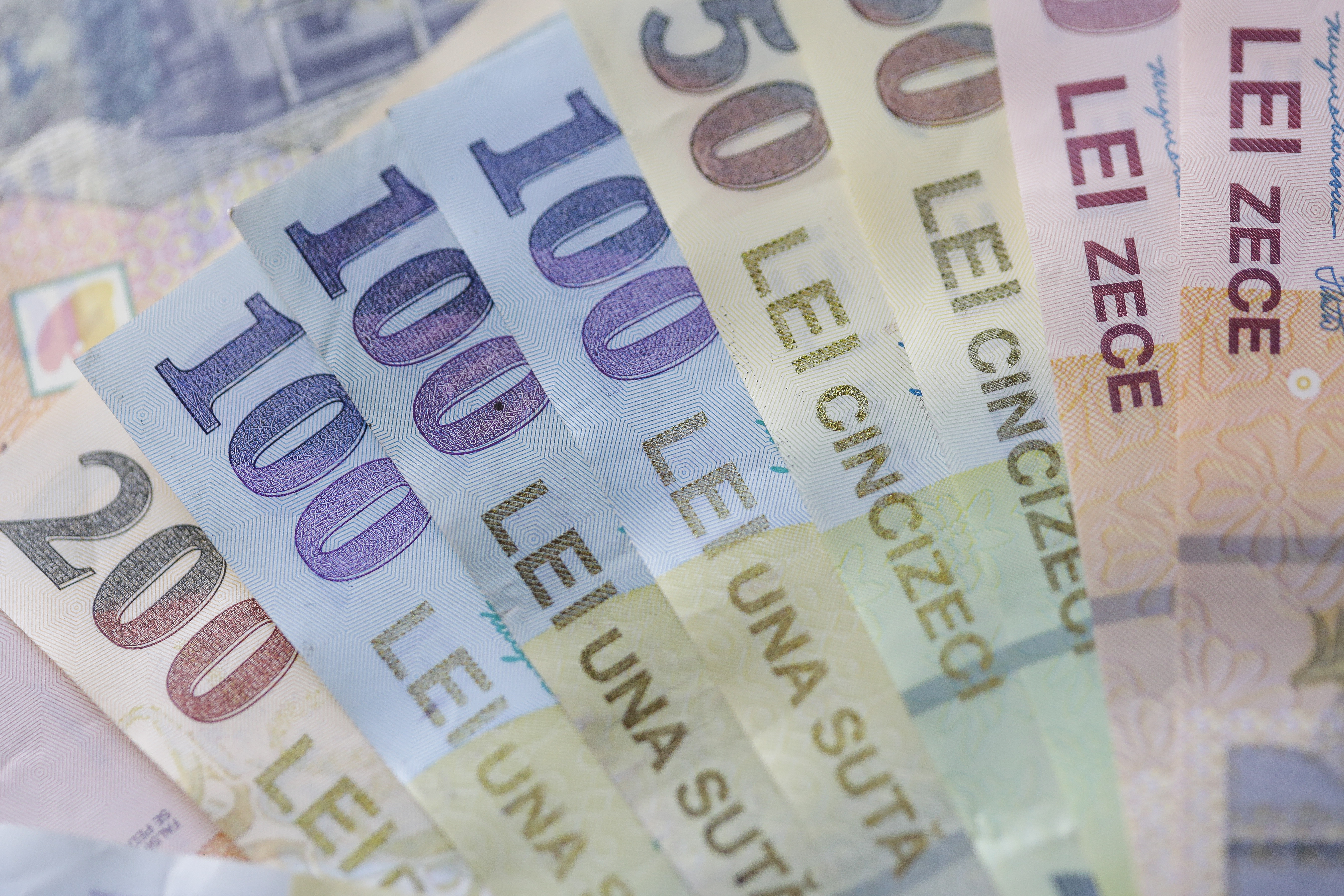 Florin Cîțu vrea să mărească salariul minim înainte de 1 ianuarie 2022. Ce creștere propune prim-ministrul