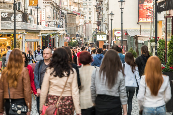 femei oameni pe strada bucuresti romania_shutterstock_284113175