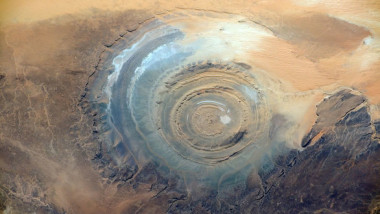 1200px-ISS-42_Richat_Structure