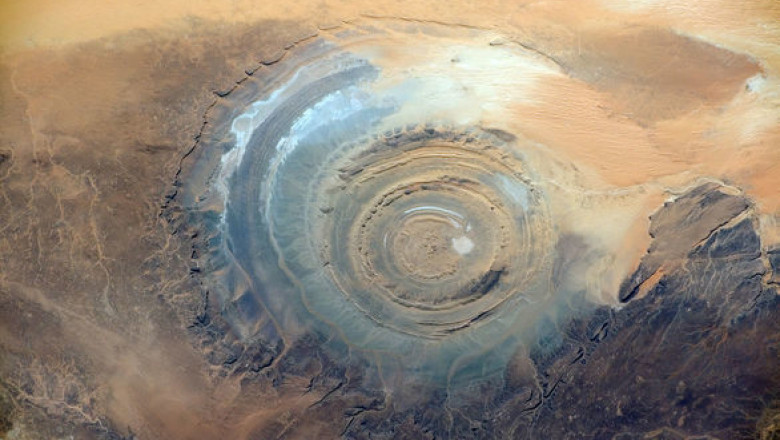 1200px-ISS-42_Richat_Structure