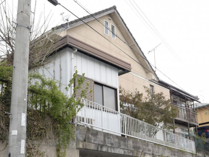 casa japonez tinut copil in cusca 20 de ani