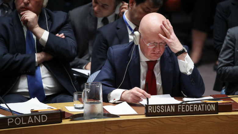 Ambasadorul Rusiei la ONU, Vasili Nebenzia, citeste de pe foaie