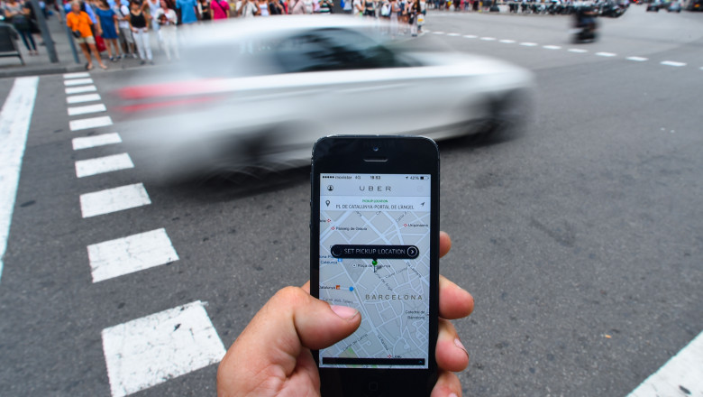 Uber, aplicatii ride sharing, intersectie, zebra, smartphone