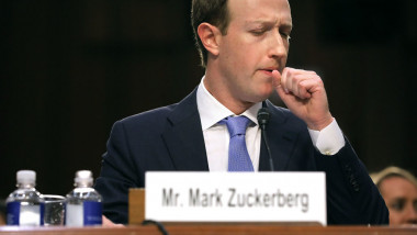 CEO Facebook Mark Zuckerberg cu mâna la gură