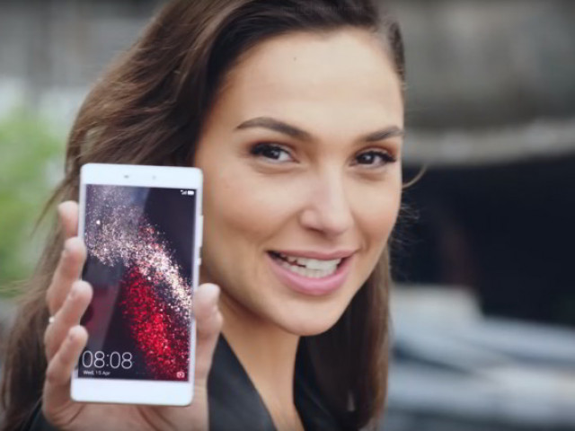 Actress Gal Gadot Praises Huawei On The Iphone Wonder Woman S Slip Up