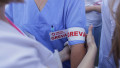 medic cu banderola greva pe mana