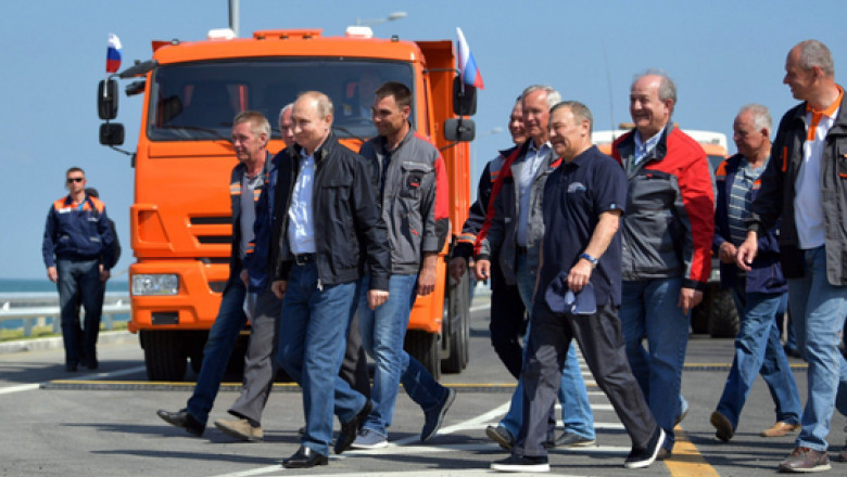 putin-truck-bridge-crimeea-tw