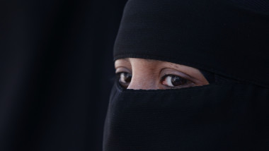 o femeie cu niqab