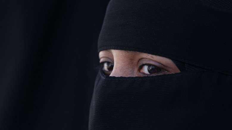 o femeie cu niqab