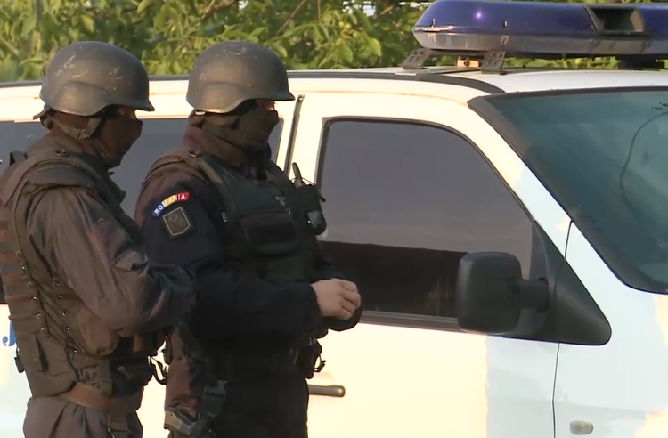 Afacere cu iz penal. Peste o tonă de artificii și petarde, confiscate din casa unui tânăr din București