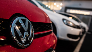 Mașini Volkswagen într-o parcare