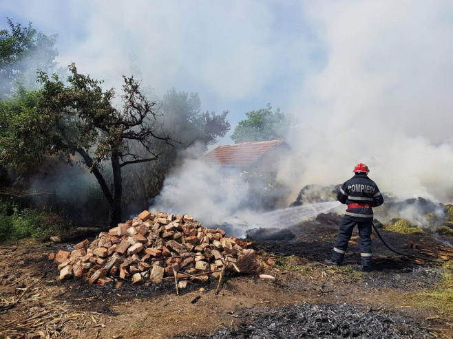 incendiu SM gospodarie Paulian (3)