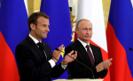 putin macron aplauda - kremlin