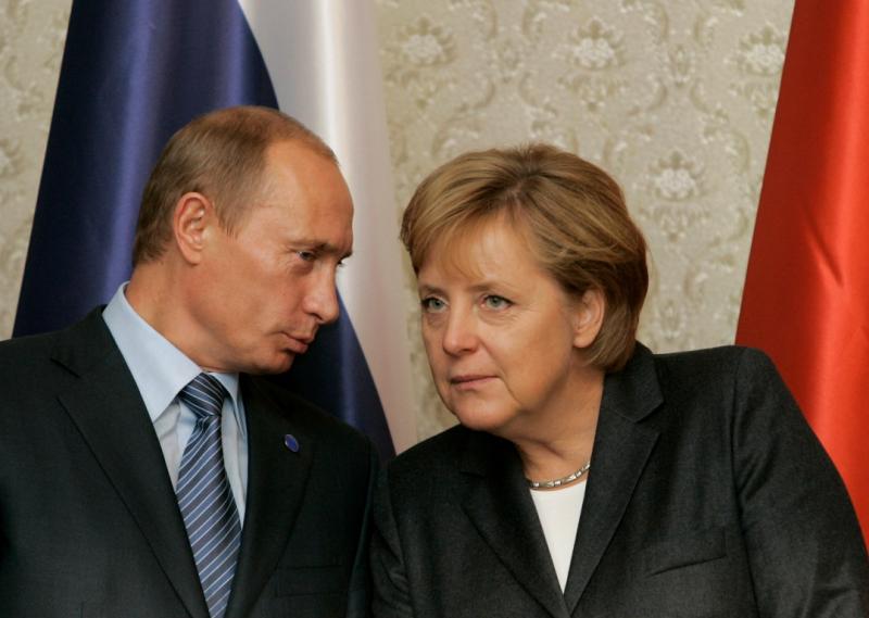 Kremlinul anunță că Vladimir Putin şi Angela Merkel au discutat despre o posibilă producţie comună de vaccinuri