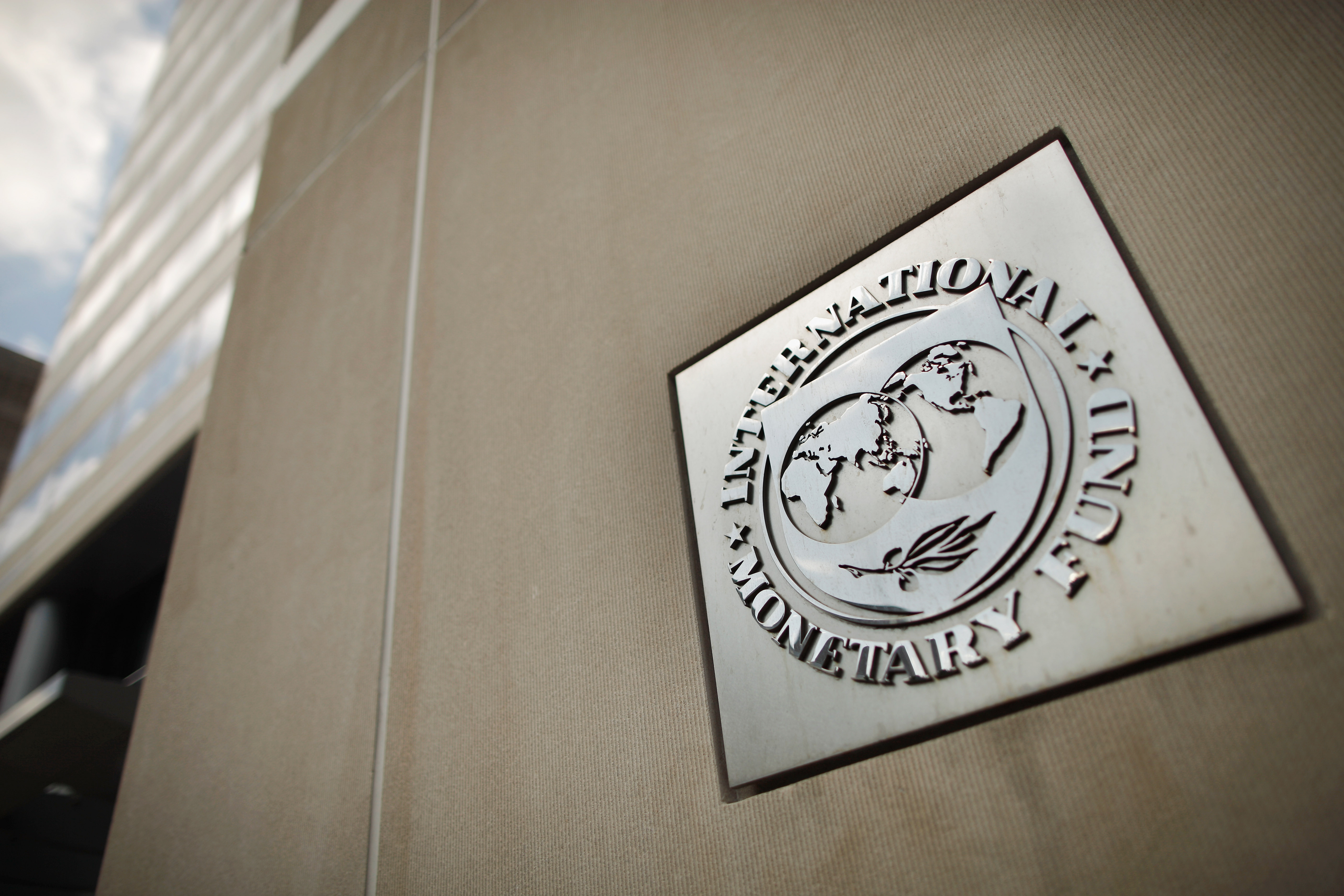 FMI începe discuțiile cu Ucraina pentru un ajutor de 700 de milioane de dolari din împrumutul de cinci miliarde (Bloomberg)