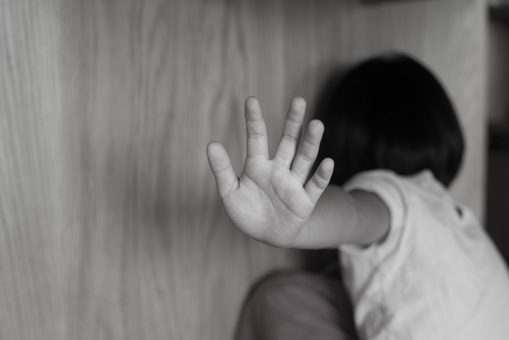 Cruzimea unor părinți din Satu Mare: Își băteau copilul cu un cablu, îl legau cu bandă adeviză și îl puneau în geamantan