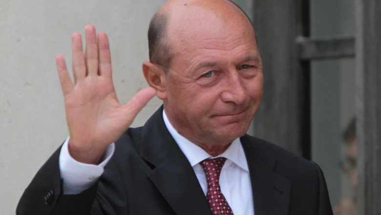 traian basescu saluta la revedere foto facebook elena udrea 21 08 2015