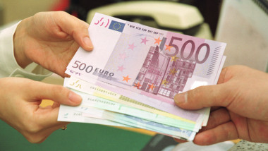 banconte de 500 de euro date dintr-o mana in alta