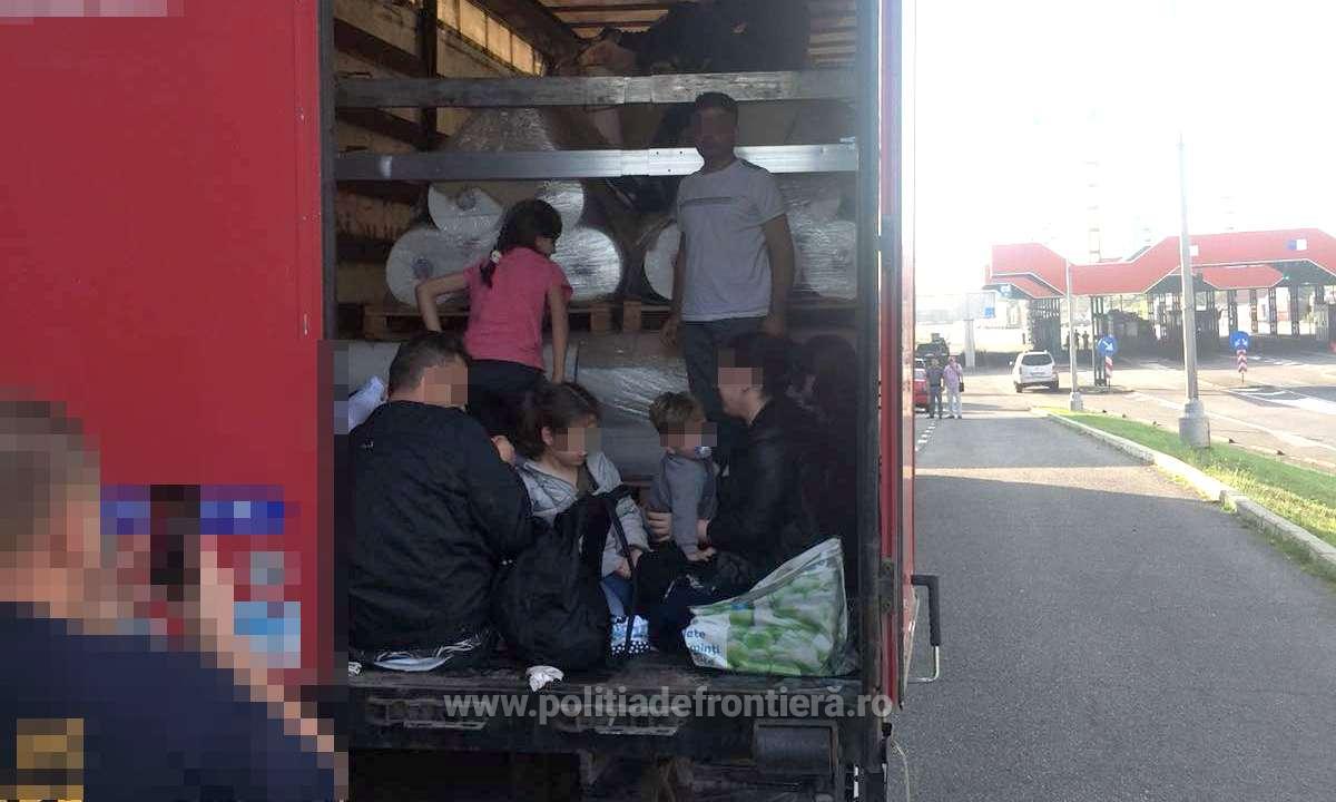 32 De Migranţi Prinsi Intr Un Camion Cu Role De Hartie In Vama